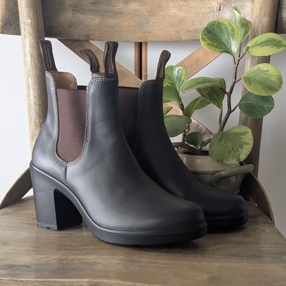 NWOB Blundstone 2366 Stout Brown Leather High Heeled Chelsea Boots 9 39